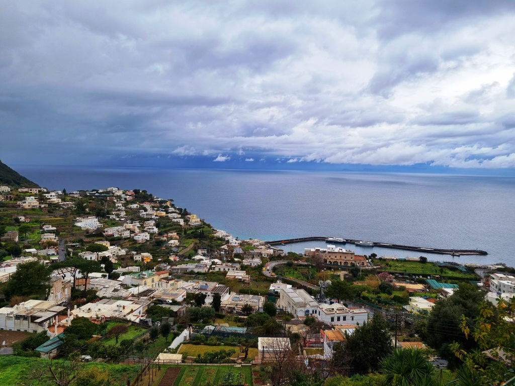 picture of high road to Capri town