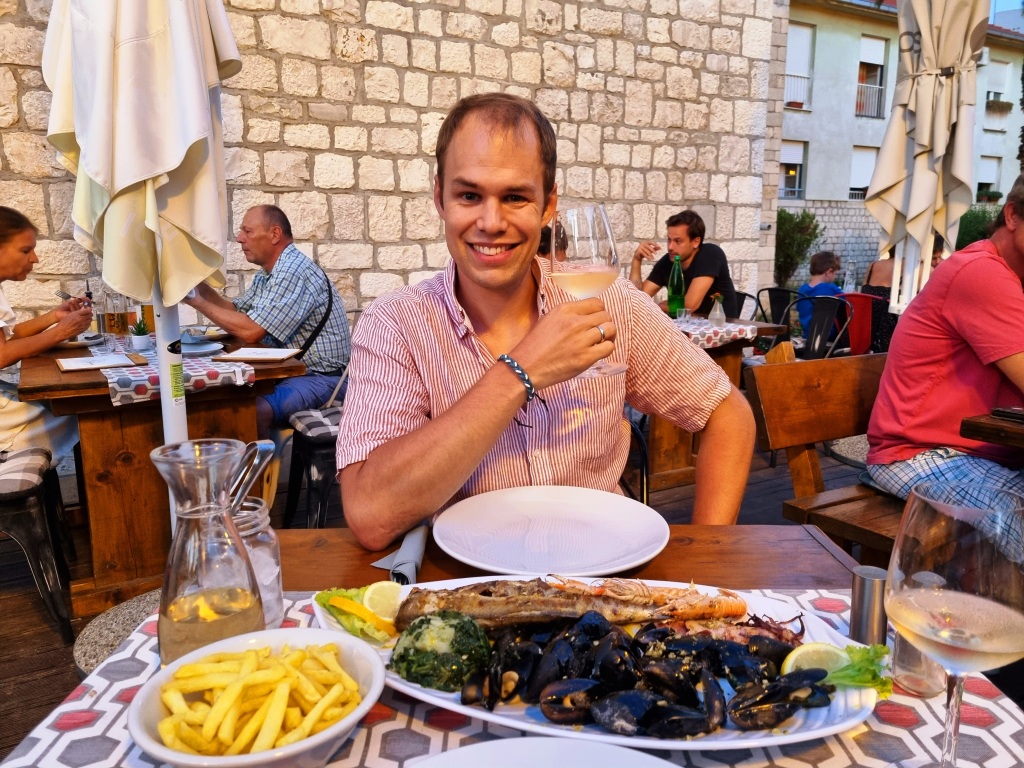 Philipp eating mussels