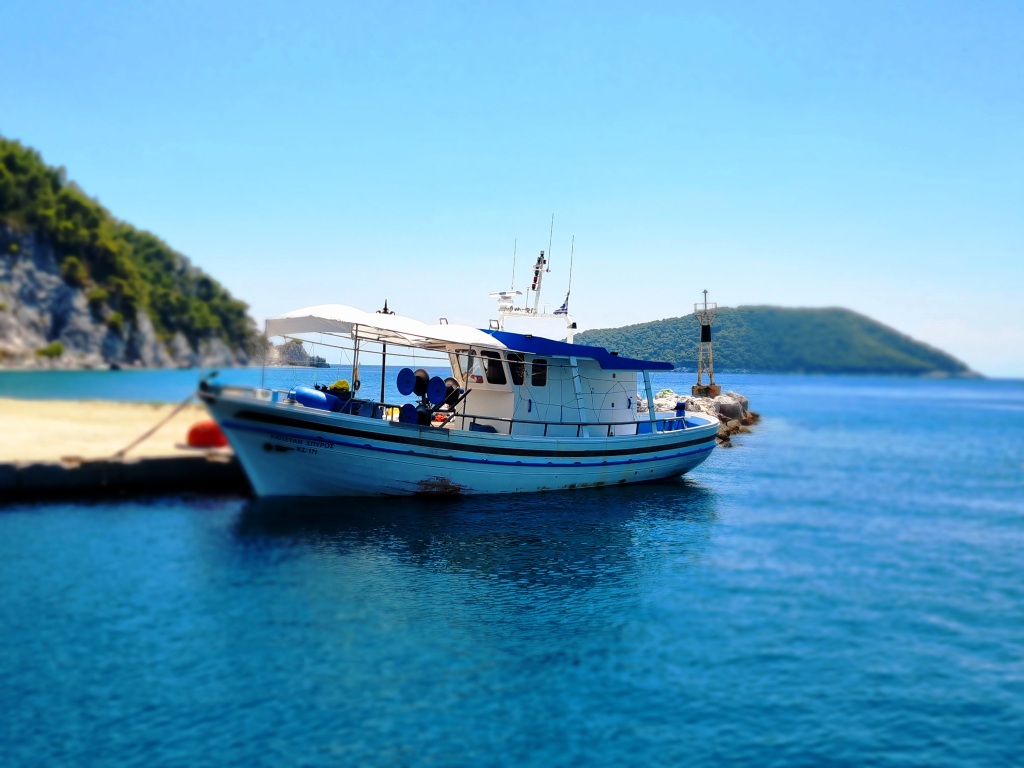 Port Mama mia beach boat